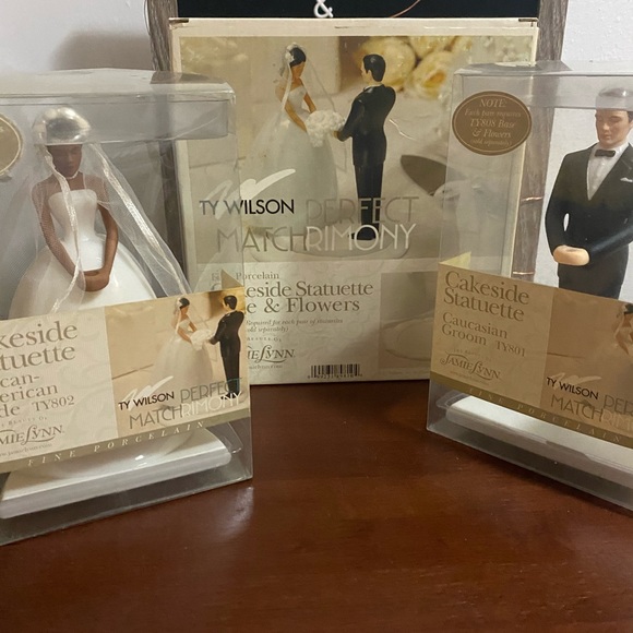 🆕 NIB CAKE TOPPER BRIDE & GROOM W/ FLOWERS & BASE - Picture 6 of 6